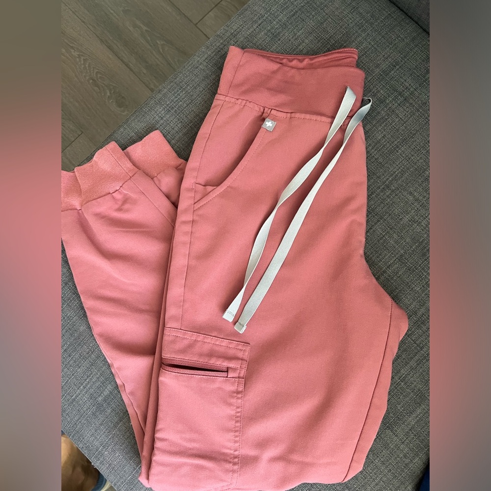 Figs Women's Scrub Jogger Pants in Dusty Rose with White Drawstring XS/Petite